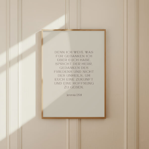 Religionszitat von Jeremia 29:11 in einem Bilderrahmen an einer Wand.