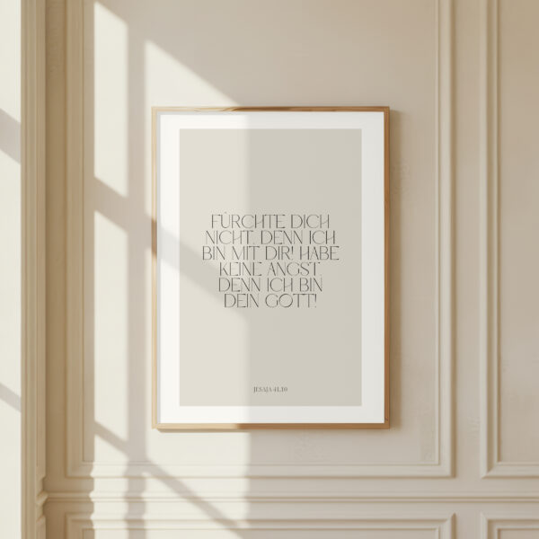 Inspirierendes christliches Zitat in einem Bilderrahmen an einer Wand.
