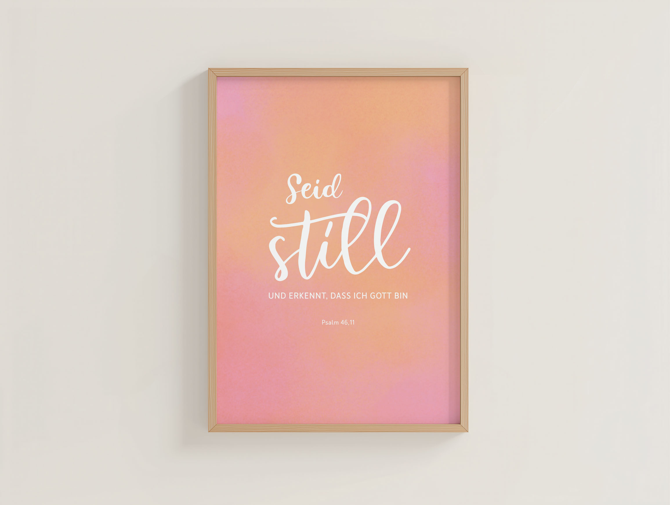Christliches Zitat 'Seid still und erkennt, dass ich Gott bin' in rosa Rahmen.