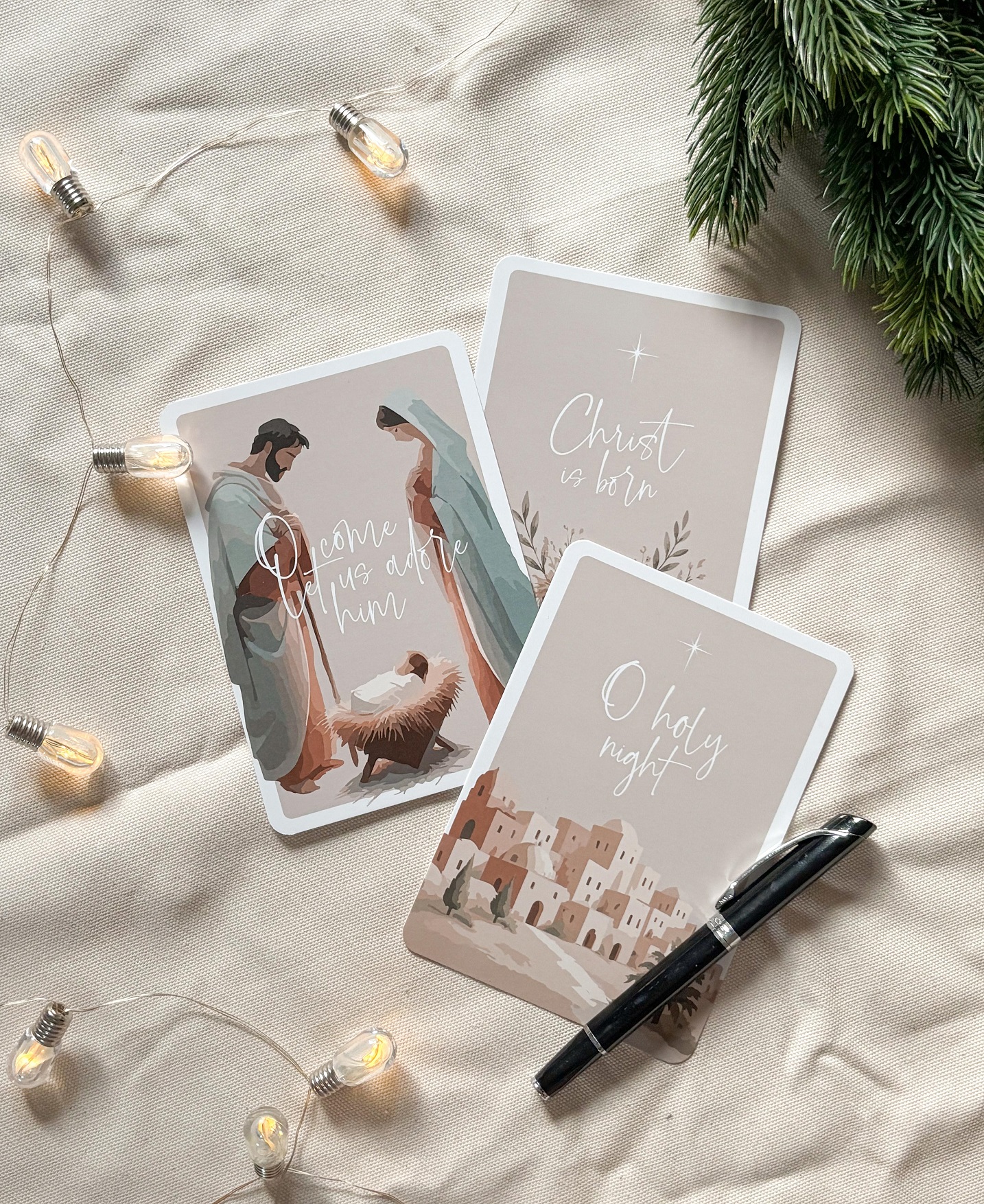 Christliche Karten mit Weihnachtsmotiven und Bibelversen auf Stoff, mit Lichterkette.