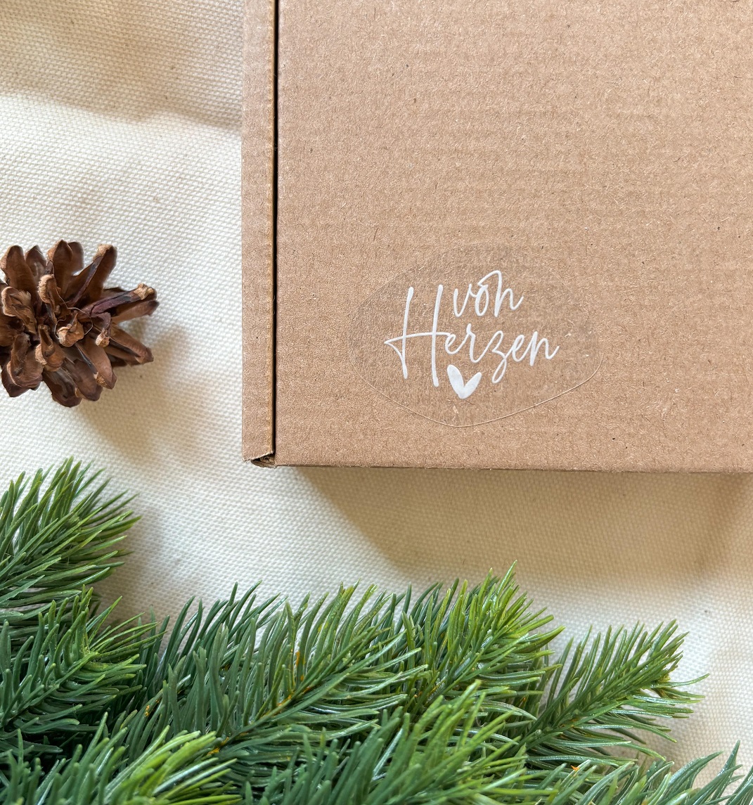 Stickerbogen »Christmas Blessings« 2 Geschenkbox mit Herzaufdruck, Weihnachtsdeko mit Tannenzweigen und Zapfen.